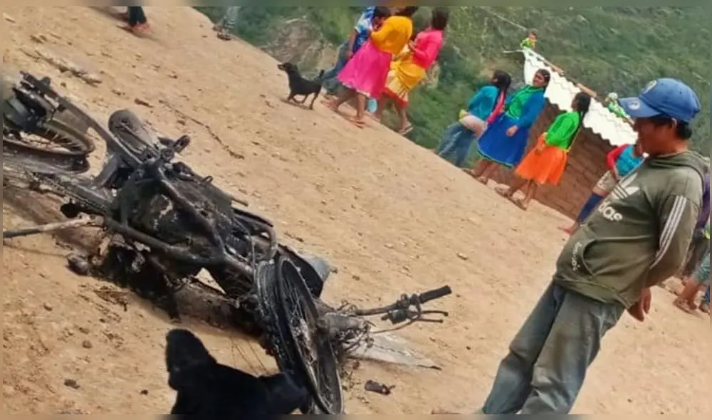 Poblador mira su motocicleta convertida en chatarra. Foto: Prensa Libre