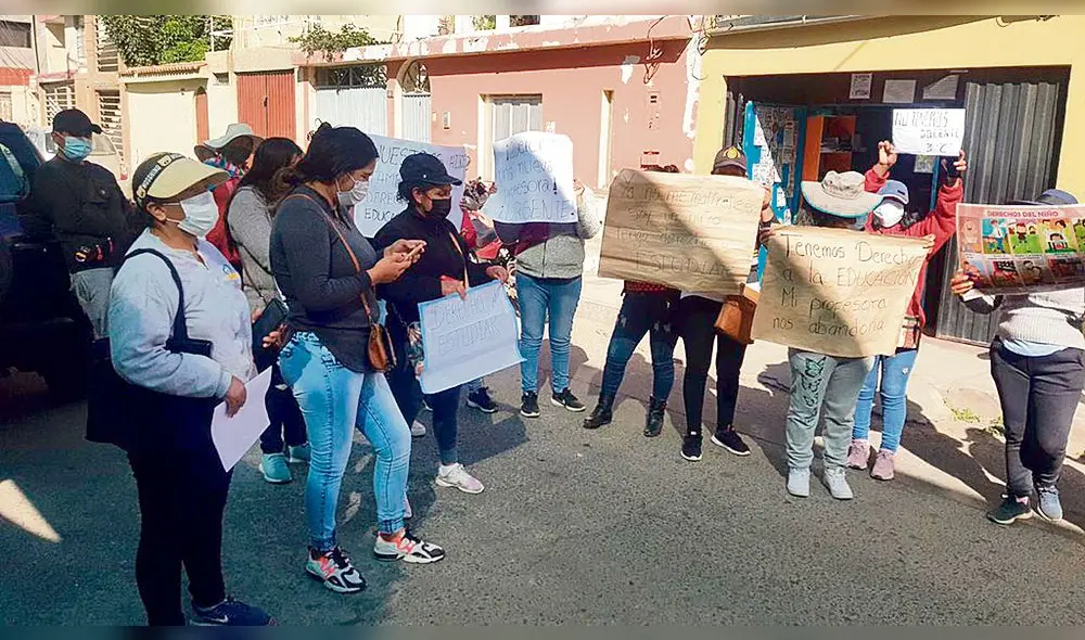 Manifestación. Grupo de padres de familia de colegio en Cerro Colorado reclamó por caso de docente que pidió licencia. Foto: La República Manifestación. Grupo de padres de familia de colegio en Cerro Colorado reclamó por caso de docente que pidió licencia. Foto: La República