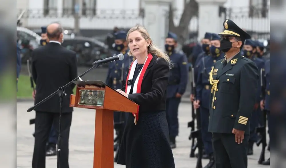 María del Carmen Alva presidió la ceremonia en los exteriores de la sede del Congreso. Foto: Congreso