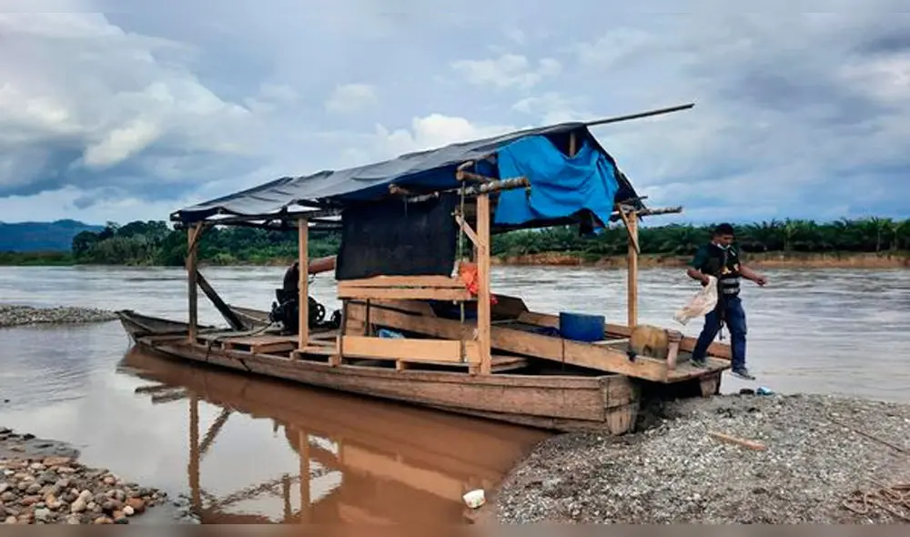 FEMA y PNP destruyeron draga utilizada por mineros ilegales en Loboyacu, provincia de Tocache. Foto: Goresam. FEMA y PNP destruyeron draga utilizada por mineros ilegales en Loboyacu, provincia de Tocache. Foto: Goresam.