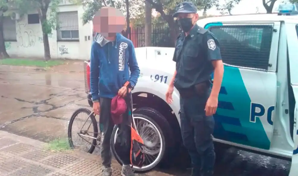 "T" fue encontrado por la policía bonaerense que registraba las calles de Morón tras 2 días de su desaparición. Foto: cortesía Infobae "T" fue encontrado por la policía bonaerense que registraba las calles de Morón tras 2 días de su desaparición. Foto: cortesía Infobae