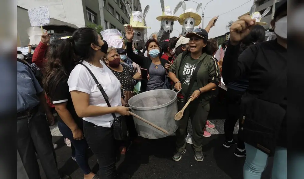 Manifestación de comités del Vaso de Leche en los exteriores del Congreso de la República. Foto: Gerardo Marín/ La República