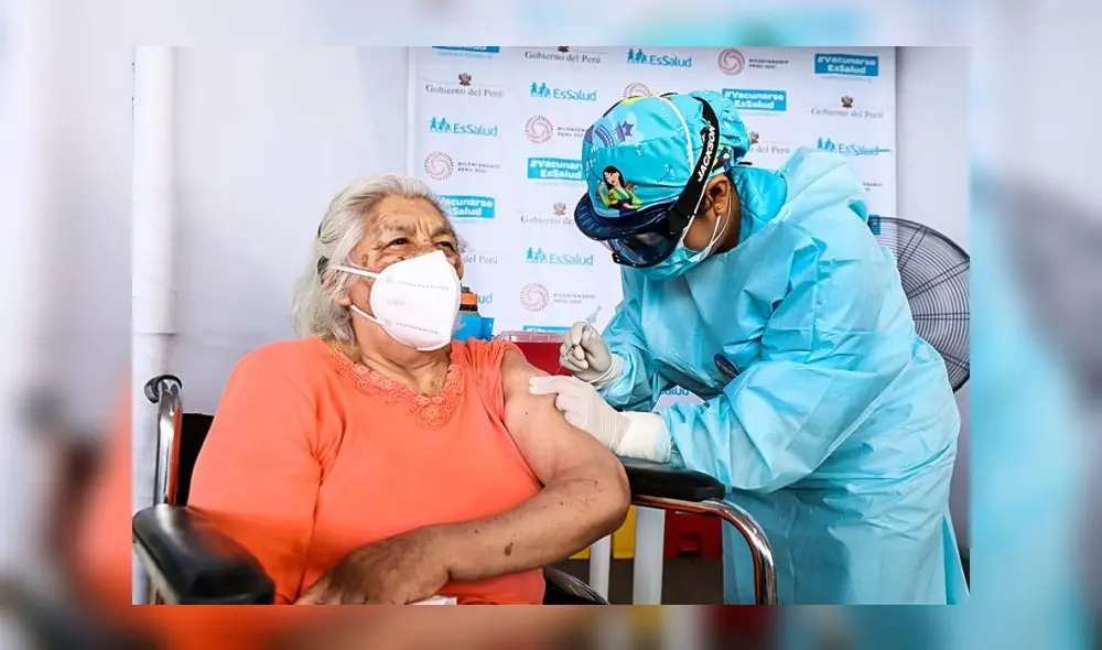 Los resultados del análisis del INS informan que la protección en mayores de 60 que no cuentan con la tercera dosis de refuerzo contra la COVID-19 disminuye en un 50%. Foto: El Peruano Los resultados del análisis del INS informan que la protección en mayores de 60 que no cuentan con la tercera dosis de refuerzo contra la COVID-19 disminuye en un 50%. Foto: El Peruano