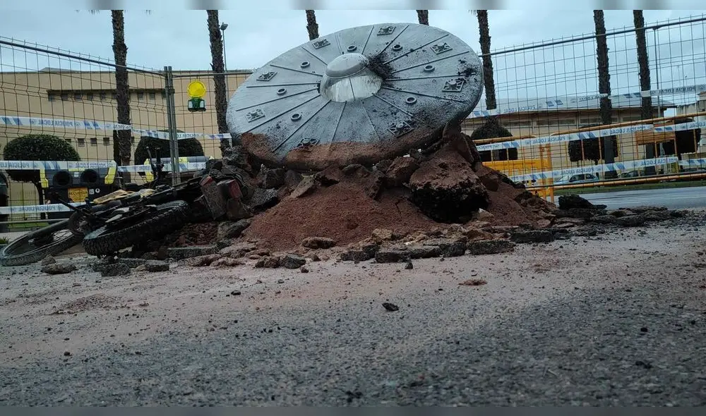 Vecinos y curiosos se han acercado hasta el lugar para conocer la naturaleza del suceso. Foto: EFE Vecinos y curiosos se han acercado hasta el lugar para conocer la naturaleza del suceso. Foto: EFE