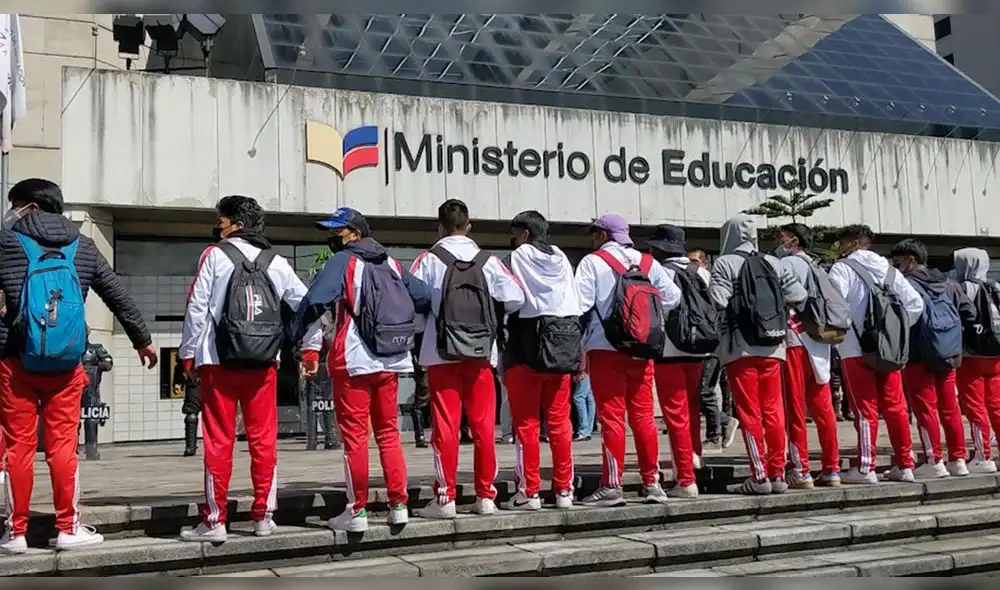Los manifestantes protestaron frente al Ministerio de Educación y denunciaron que la rectora del plantel educativo no brindó ayuda a la víctima. Foto: CNN Los manifestantes protestaron frente al Ministerio de Educación y denunciaron que la rectora del plantel educativo no brindó ayuda a la víctima. Foto: CNN