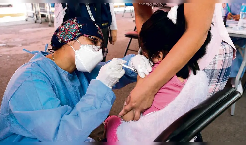 Vacunación a paso lento. En Arequipa, se estima que la tercera parte de menores se ha vacunado, la estrategia es masificar la inmunización en colegios. Foto: La República Vacunación a paso lento. En Arequipa, se estima que la tercera parte de menores se ha vacunado, la estrategia es masificar la inmunización en colegios. Foto: La República