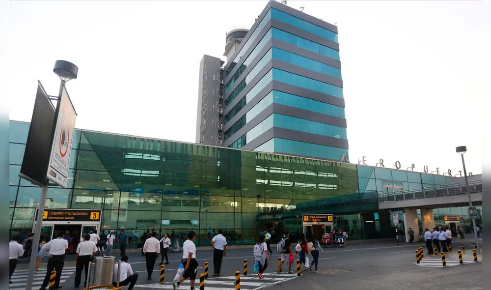 Vista de la torre de control del Aeropuerto Internacional Jorge Chávez en Lima, Perú. Foto: La República.