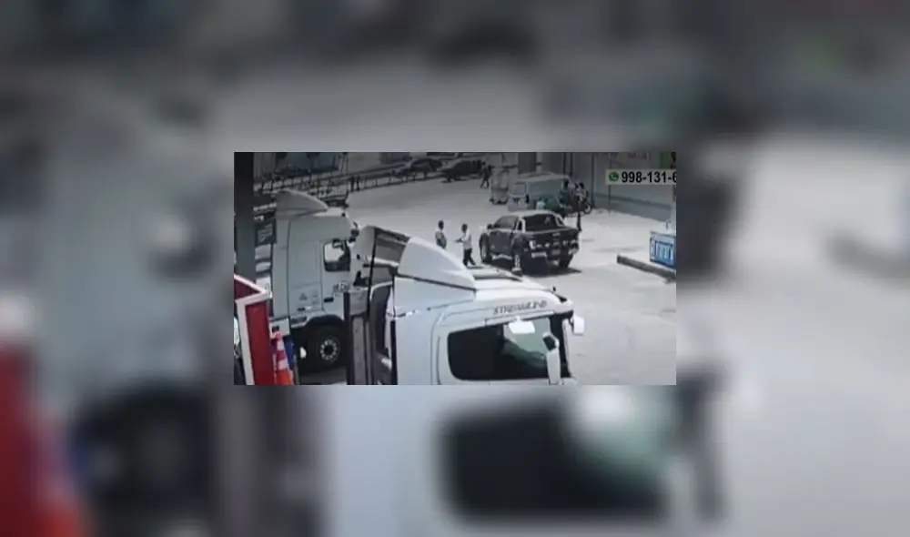 El asesino sacó el arma que tenía escondida. Foto: captura Ámerica Noticias El asesino sacó el arma que tenía escondida. Foto: captura Ámerica Noticias