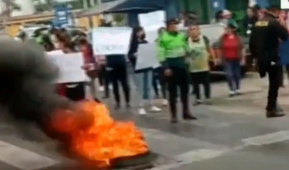 La vía permaneció bloqueada en ambos sentidos durante varias horas. Policía Nacional intervino para dispersar a los manifestantes. Video: TV Perú La vía permaneció bloqueada en ambos sentidos durante varias horas. Policía Nacional intervino para dispersar a los manifestantes. Video: TV Perú
