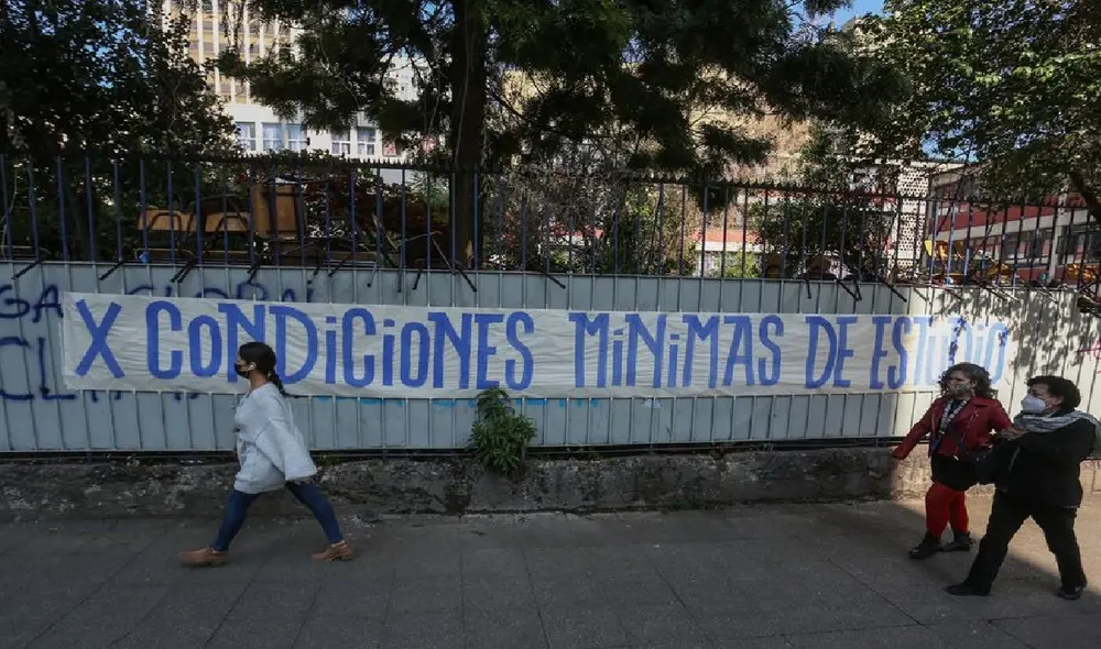 Estudiantes de secundaria de Chile exigen mejores condiciones en las instalaciones escolares. Foto: AgenciaUno