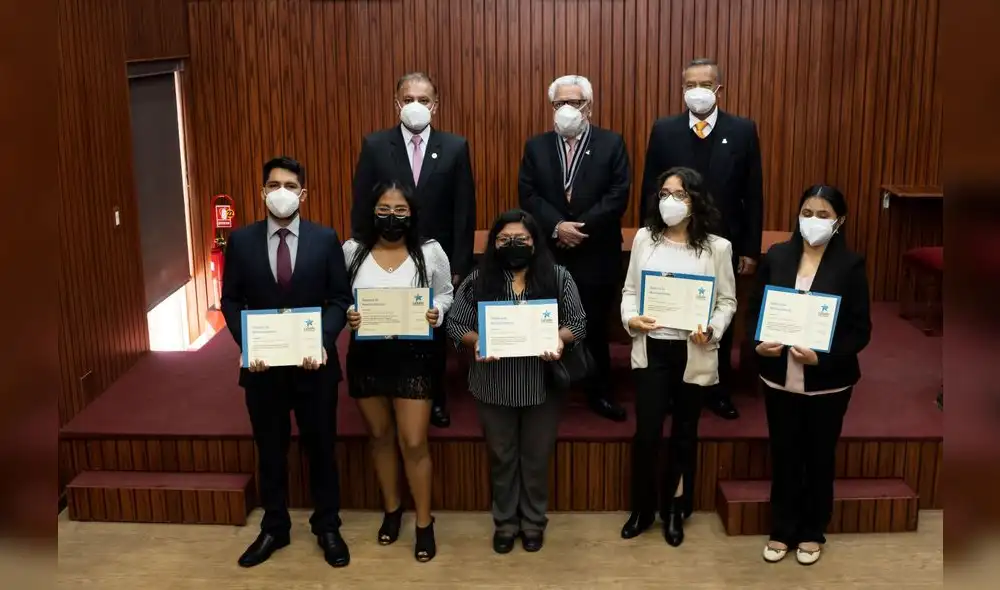 Arequipa. Jóvenes recibieron becas semestrales por sus buenas calificaciones. Foto: Universidad La Salle