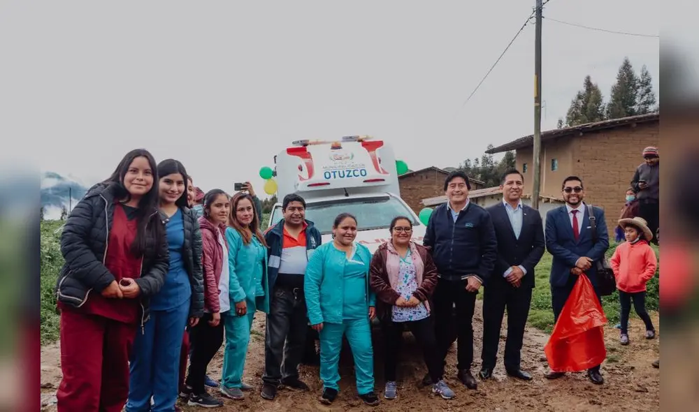 Autoridades y personal de salud recibieron el vehículo. Foto: Fondo Social Autoridades y personal de salud recibieron el vehículo. Foto: Fondo Social