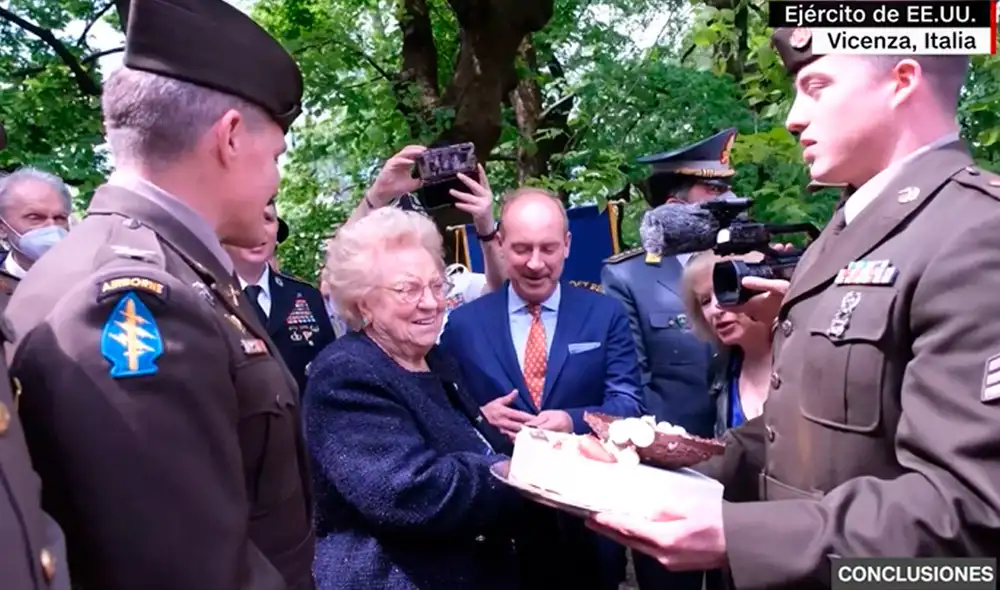 Meri Mion recibió un pastel en su cumpleaños 90.  Foto: CNN Español