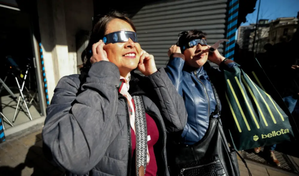 Todo eclipse solar, incluido el eclipse parcial de sol de hoy sábado 30 de abril, debe ser visto con filtros especiales para no dañarse la vista. Foto: EFE