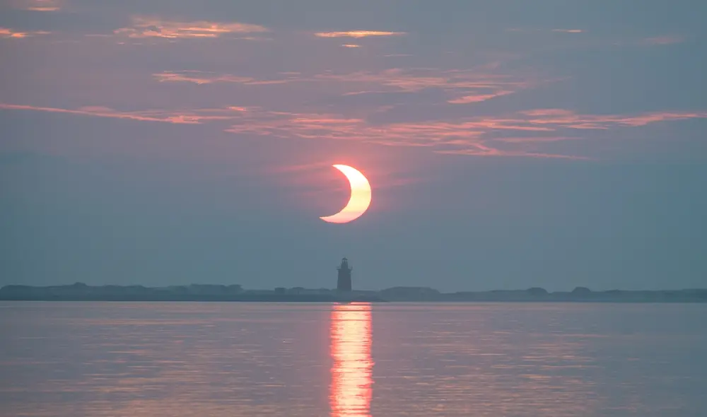 Un eclipse solar parcial se observa desde la Tierra como si el Sol tuviese la forma de una media luna. Foto: NASA / Aubrey Gemignani. Un eclipse solar parcial se observa desde la Tierra como si el Sol tuviese la forma de una media luna. Foto: NASA / Aubrey Gemignani.
