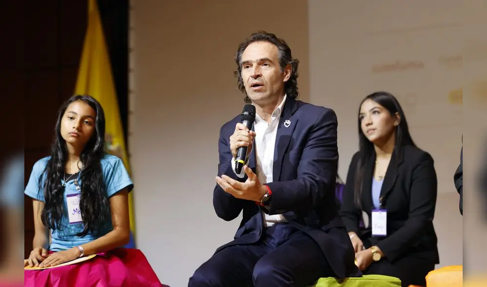 El candidato presidencial Federico "Fico" Gutiérrez participa en el conversatorio "Niñez Ya" en la Universidad de Los Andes,  en Bogotá. Foto: EFE