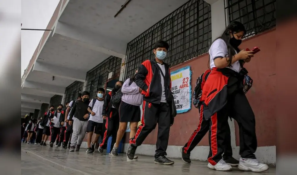 Durante el desarrollo de clases presenciales, alumnos y alumnas de instituciones públicas complementaron su aprendizaje virtual con el programa "Aprendo en casa", del Ministerio de Educación. Foto: John Reyes/La República