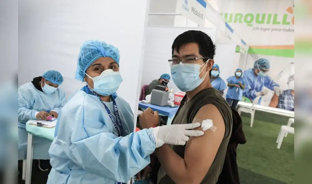 La cuarta dosis de la vacuna contra la COVID-19 se viene aplicando a los adultos mayores de 70 años. Foto: Andina