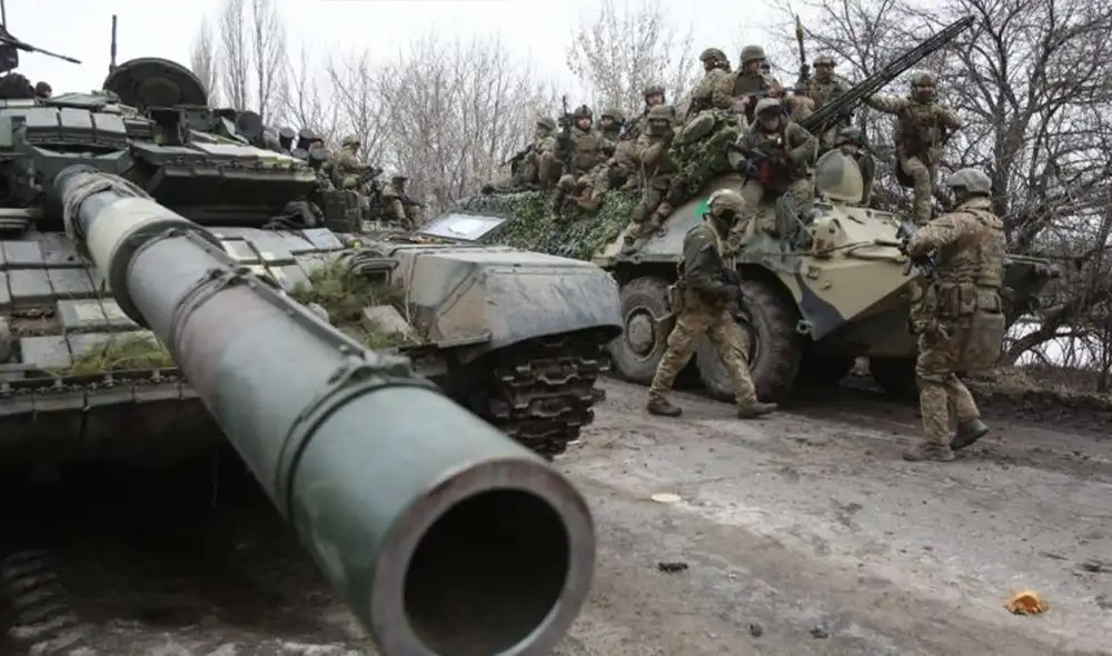 Grupo de militares ucranianos cerca a vehículos y tanques de guerra. FOTO: AFP