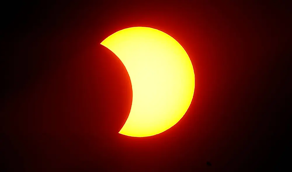 El eclipse solar tomó lugar el día de hoy, 30 de abril, y pudo ser visto desde los departamentos situados más al sur de nuestro país. Foto: EFE