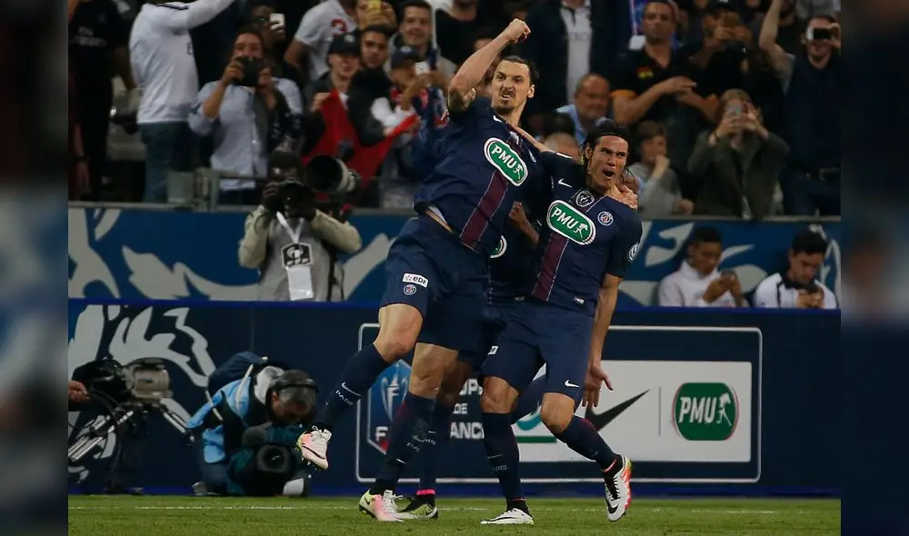 Zlatan Ibrahimovic y Edinson Cavani celebrando un gol. Foto: AFP