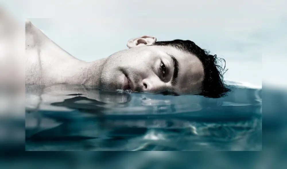 En "El principio de Arquímedes", Jordi es un joven instructor de natación que abraza y da un beso a un niño, alumno suyo, en la piscina. Foto: difusión