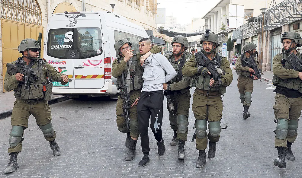 Retenidos. Soldados israelíes detienen a un manifestante que protestaba por el asesinato de un palestino, tras un nuevo choque entre las partes suscitado este fin de semana en Cisjordania. Foto: EFE Retenidos. Soldados israelíes detienen a un manifestante que protestaba por el asesinato de un palestino, tras un nuevo choque entre las partes suscitado este fin de semana en Cisjordania. Foto: EFE