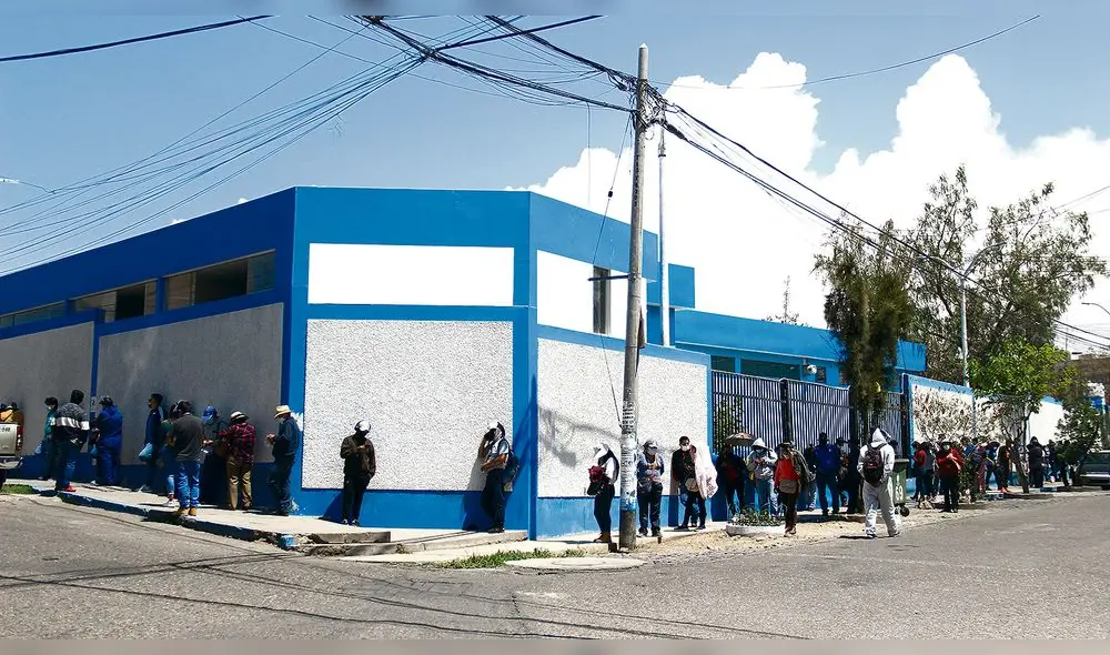 Hospital de Yanahuara. Jueves pasado por la mañana, pacientes hacen cola para recibir atención. No hay personal suficiente para abastecer la demanda.