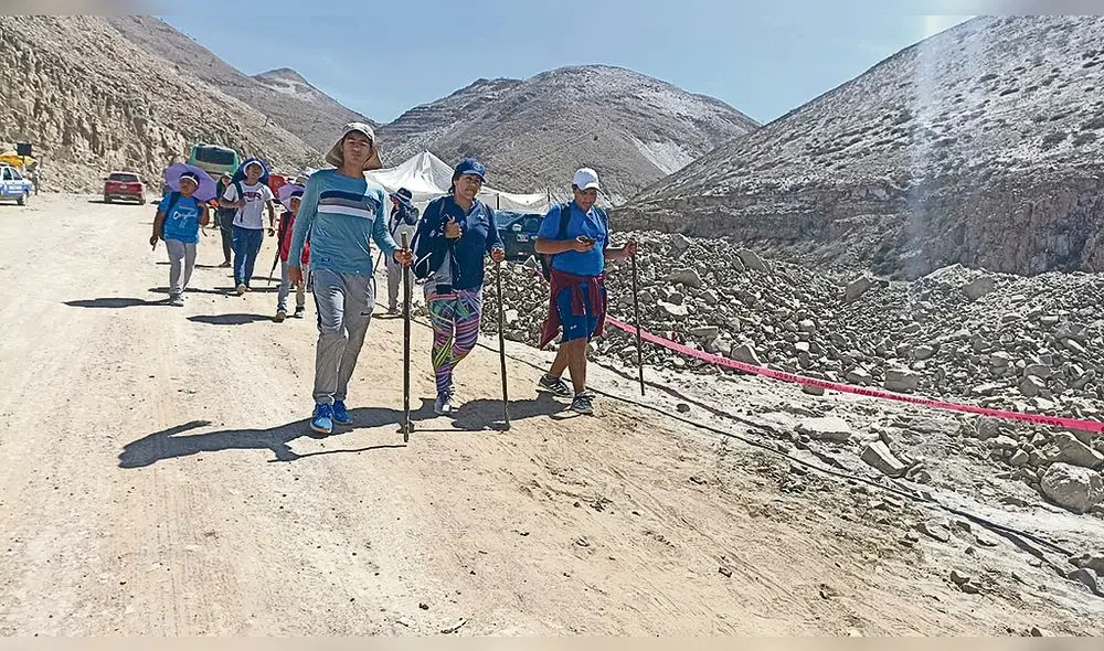 Pedidos. Los arequipeños caminaron hacia en santuario de la Virgen de Chapi. Foto: Wilder Pari/La República