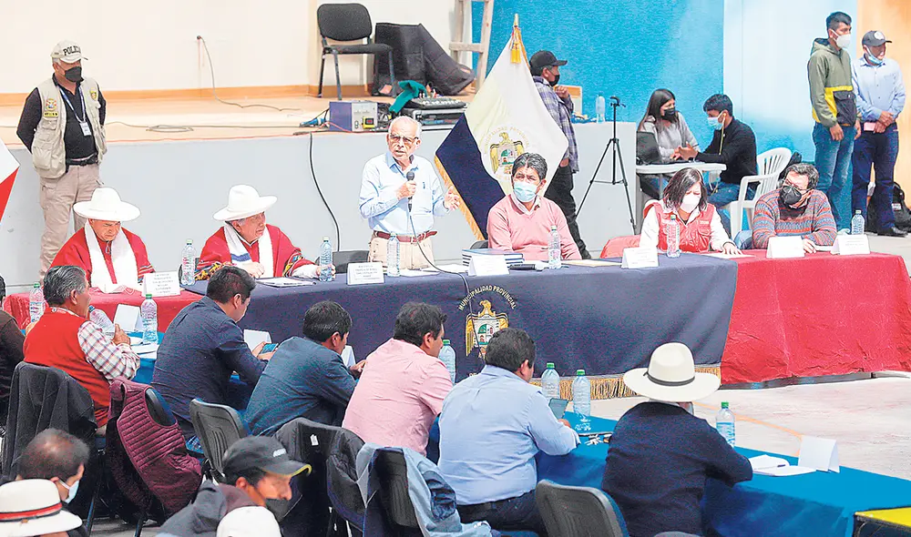 Compromiso. El presidente del Consejo de Ministros, Aníbal Torres, les dijo a los espinarenses que el Gobierno promoverá el cumplimiento de acuerdos en los seis subgrupos de trabajo. Foto: PCM