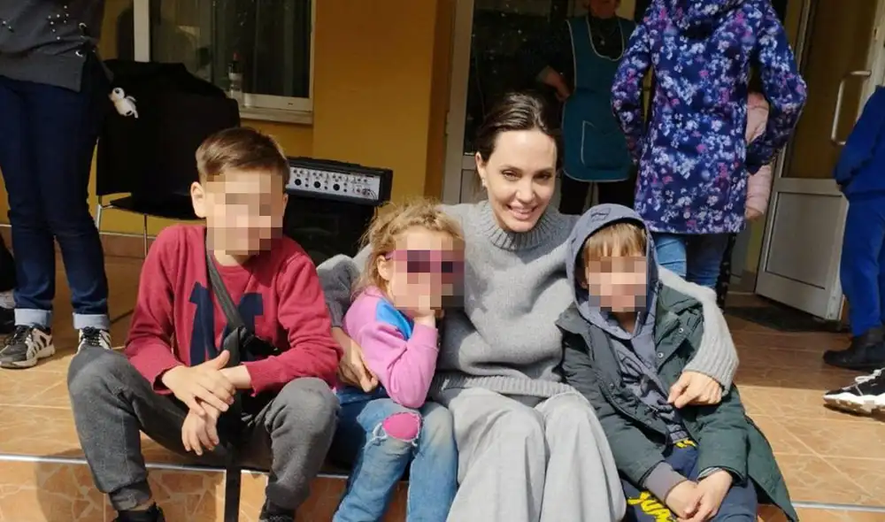 Actriz posó con niños ucranianos que visitó en refugio en la ciudad de Lviv. Foto: Reuters Actriz posó con niños ucranianos que visitó en refugio en la ciudad de Lviv. Foto: Reuters