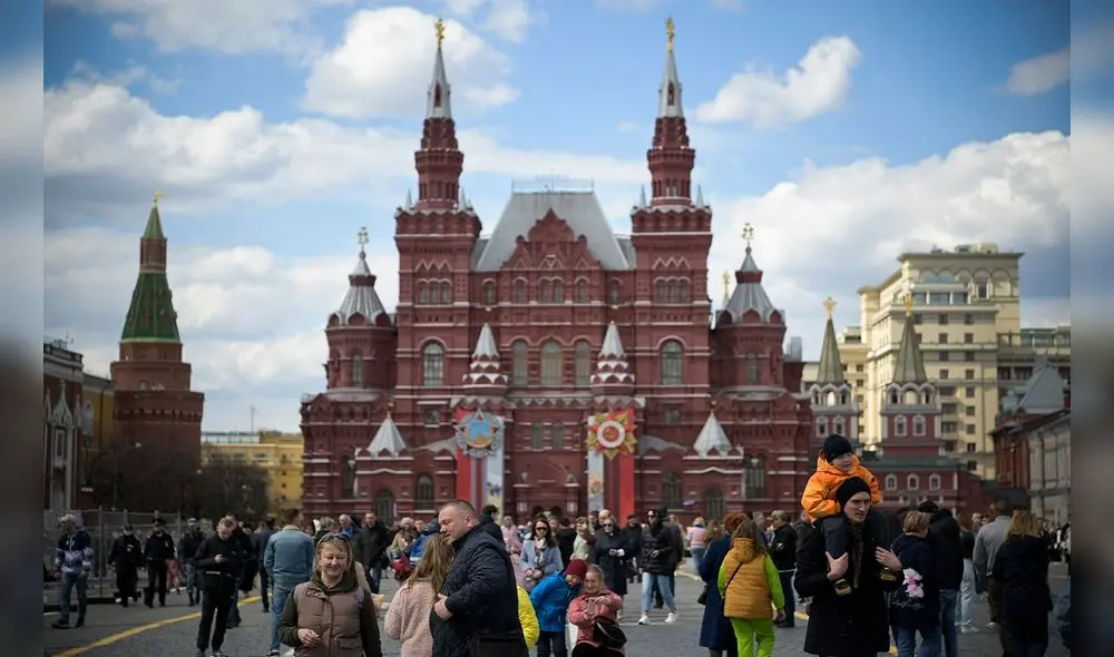 La gente camina a lo largo de la Plaza Roja en el centro de Moscú el 1 de mayo de 2022. Foto: AFP La gente camina a lo largo de la Plaza Roja en el centro de Moscú el 1 de mayo de 2022. Foto: AFP