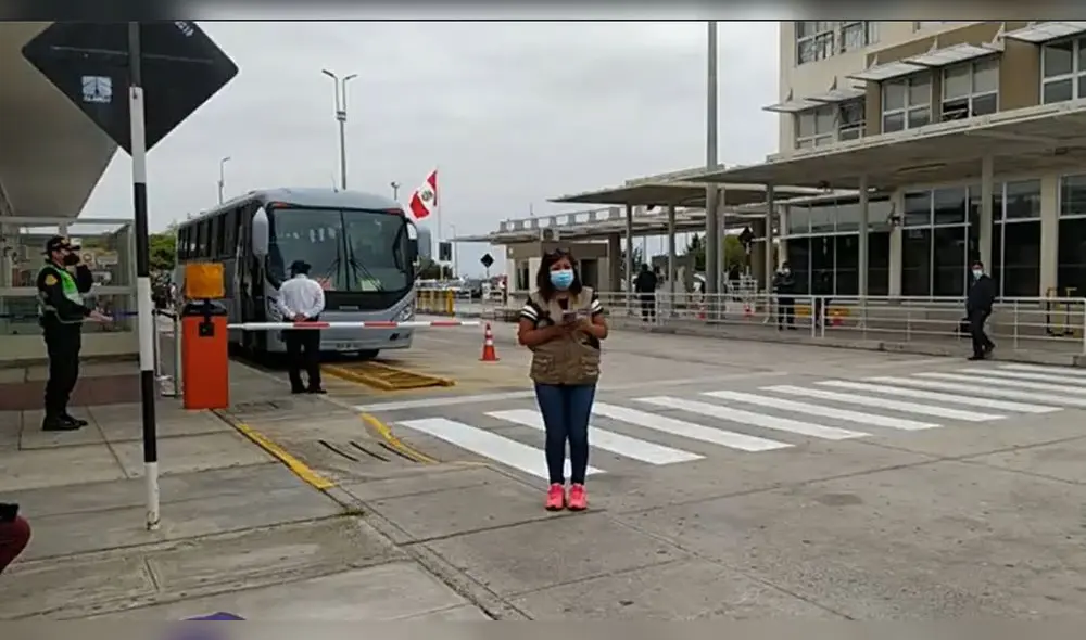 Tacna. Primer bus procedente de Chile llegó a suelo peruano. Foto: captura/ Radio Uno Tacna. Primer bus procedente de Chile llegó a suelo peruano. Foto: captura/ Radio Uno