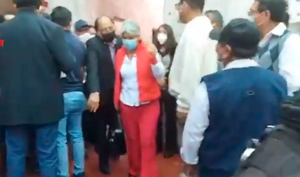 Congresista de Perú Libre tuvo que retirarse del local de la FDTA en medio de gritos. Foto: captura video EPA Noticias