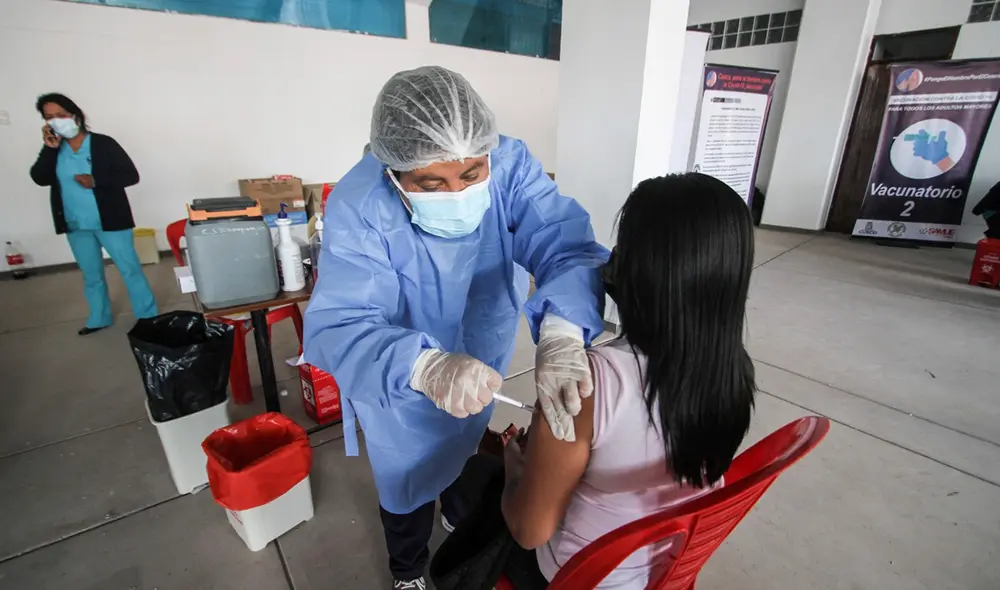 Sector Salud informó que hoy utilizan las nuevas vacunas que tiene otra fecha de caducidad. Foto: La República Sector Salud informó que hoy utilizan las nuevas vacunas que tiene otra fecha de caducidad. Foto: La República