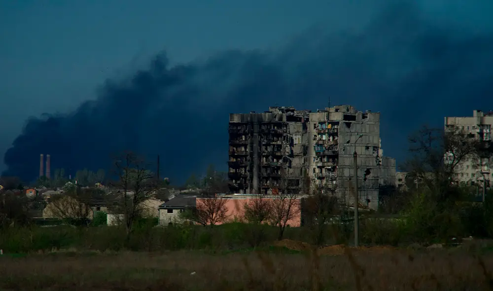 El humo se eleva desde los terrenos de la planta siderúrgica Azovstal, en la ciudad de Mariupol, en medio de la acción militar rusa. Foto: AFP