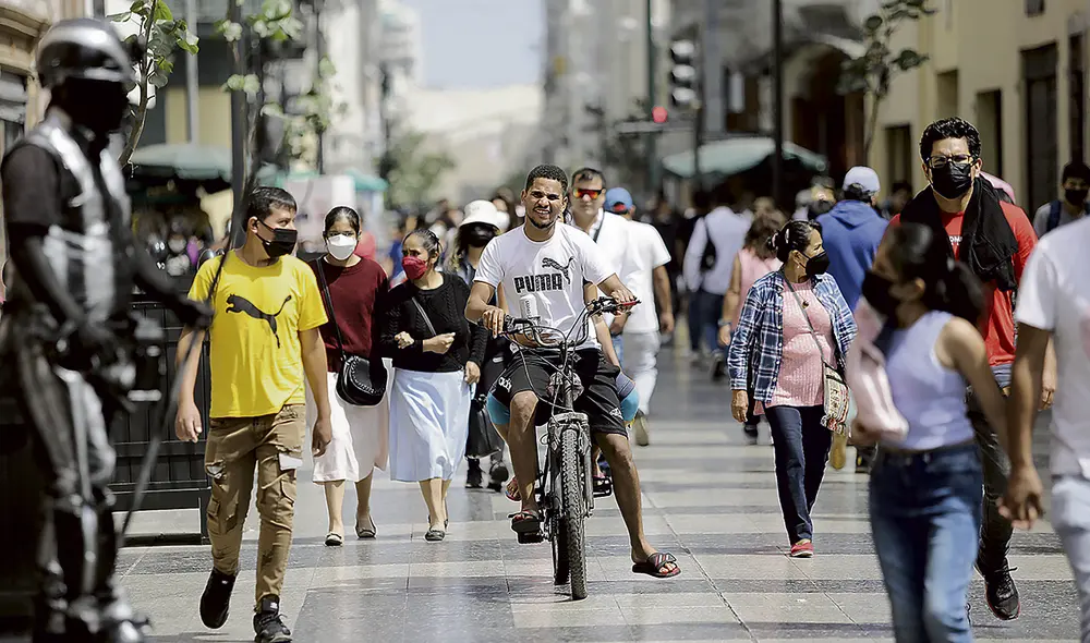 Sitios abiertos. Gente sin mascarilla en el Jirón de la Unión. Foto: Gerardo Marin / La República Sitios abiertos. Gente sin mascarilla en el Jirón de la Unión. Foto: Gerardo Marin / La República