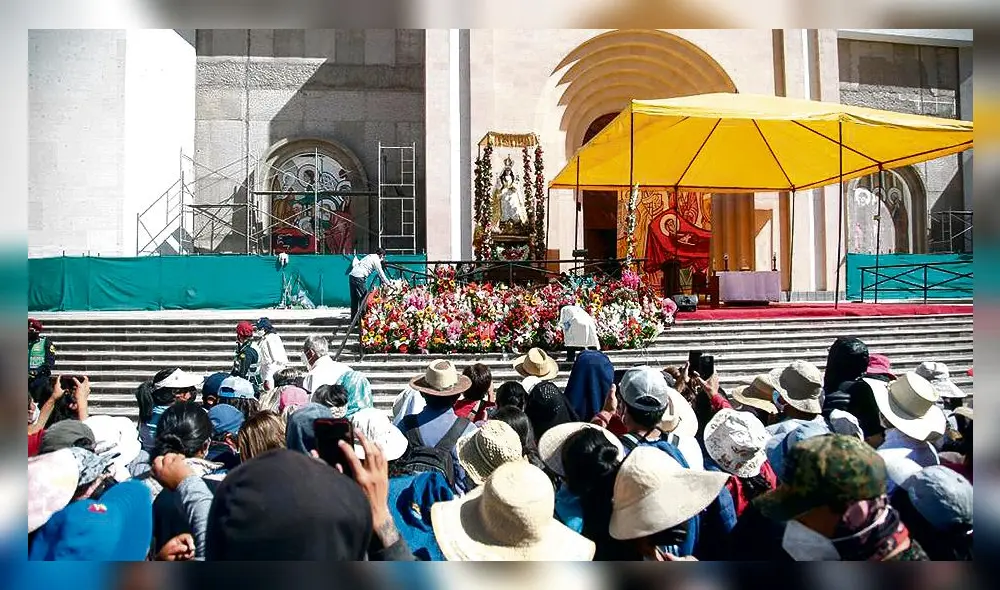 A tus pies. Fueron menos los asistentes al santuario de la Virgen de Chapi en Polobaya, empero todos agradecieron a la "mamita" por las gracias concedidas. Muchos prometieron volver. Foto: Rodrigo Talavera