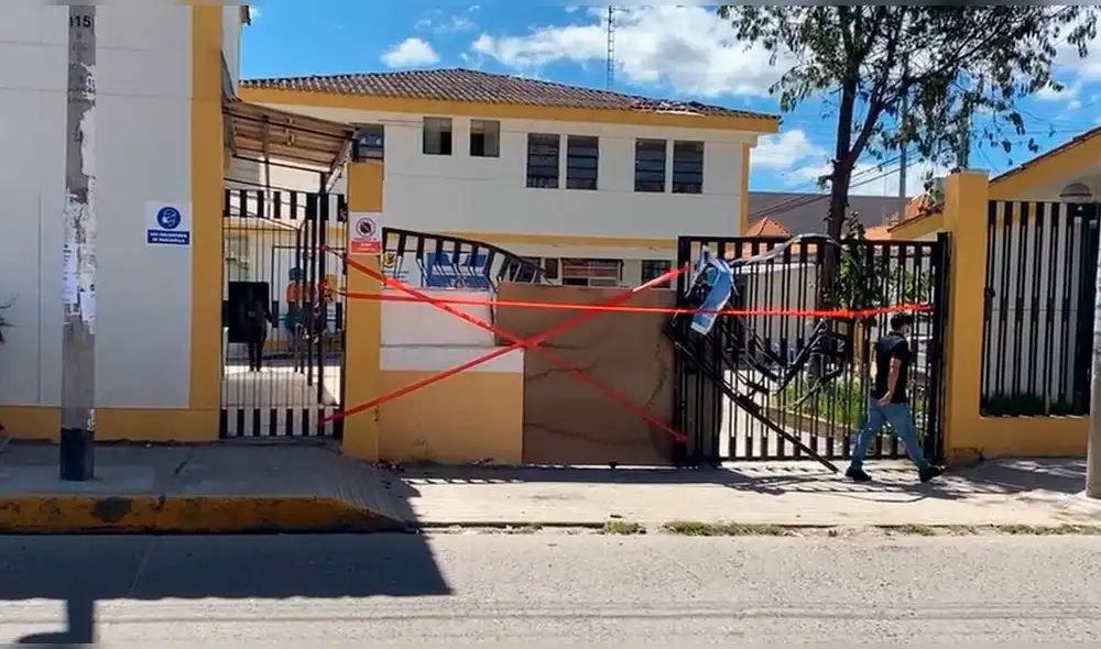 Policía y 2 civiles causan destrozos en hospital de Cajamarca. Foto: captura/Cajamarca Reporteros Policía y 2 civiles causan destrozos en hospital de Cajamarca. Foto: captura/Cajamarca Reporteros