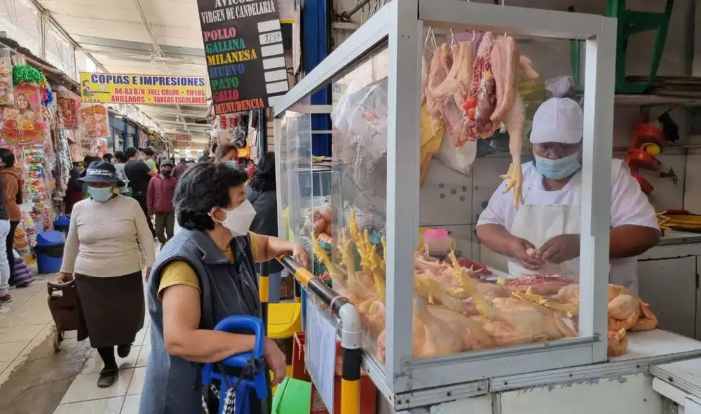 Desde que entró en vigencia la norma, el pollo es el alimento que más reducción ha tenido en su precio. Foto: Mary Luz Aranda/URPI-LR Desde que entró en vigencia la norma, el pollo es el alimento que más reducción ha tenido en su precio. Foto: Mary Luz Aranda/URPI-LR