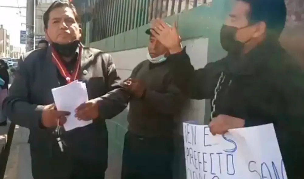 Uno de los ciudadanos se encadenó y reclamó al subprefecto. Foto: Captura Pachamama radio