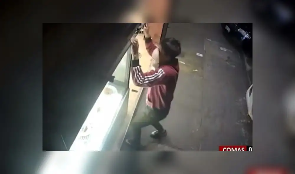 Sujetos intentaron bajar la puerta corrediza de metal pero les fue complicado. Foto: captura Panamericana Noticias Sujetos intentaron bajar la puerta corrediza de metal pero les fue complicado. Foto: captura Panamericana Noticias