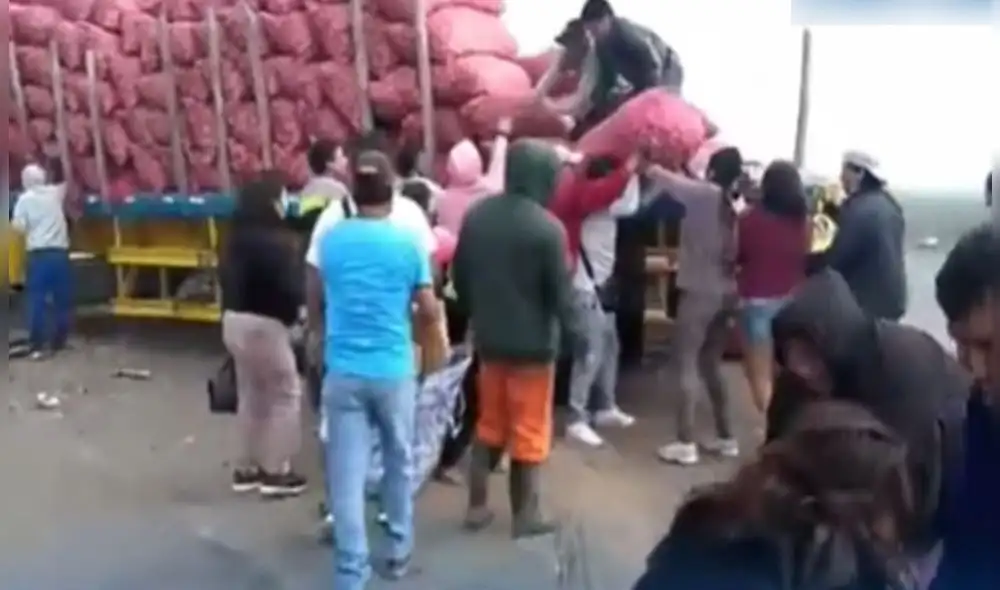 Ciudadanos se llevaron varios sacos de cebolla. Foto: captura de Facebook Ciudadanos se llevaron varios sacos de cebolla. Foto: captura de Facebook