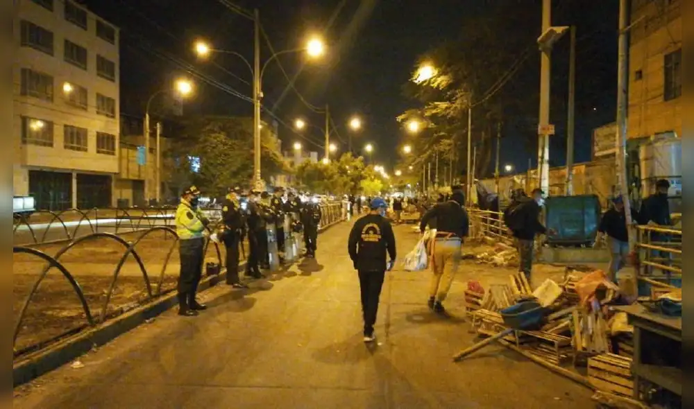 Agentes de la PNP y serenazgo retiran a comerciantes ambulantes. Foto: La República. Agentes de la PNP y serenazgo retiran a comerciantes ambulantes. Foto: La República.