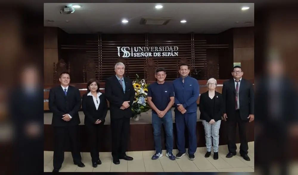 Bezzolo y su directiva en el acto de juramentación a cargo del jefe del IPD local. Foto: LDMBCh