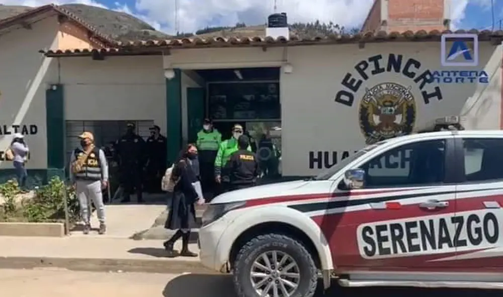 Al ver a su rival en el piso, el homicida desaparece de la escena del crimen corriendo. Foto: PNP