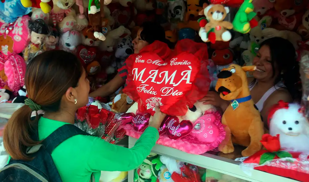 Es común obsequiar algún elemento por el Día de la Madre. Foto: Andina