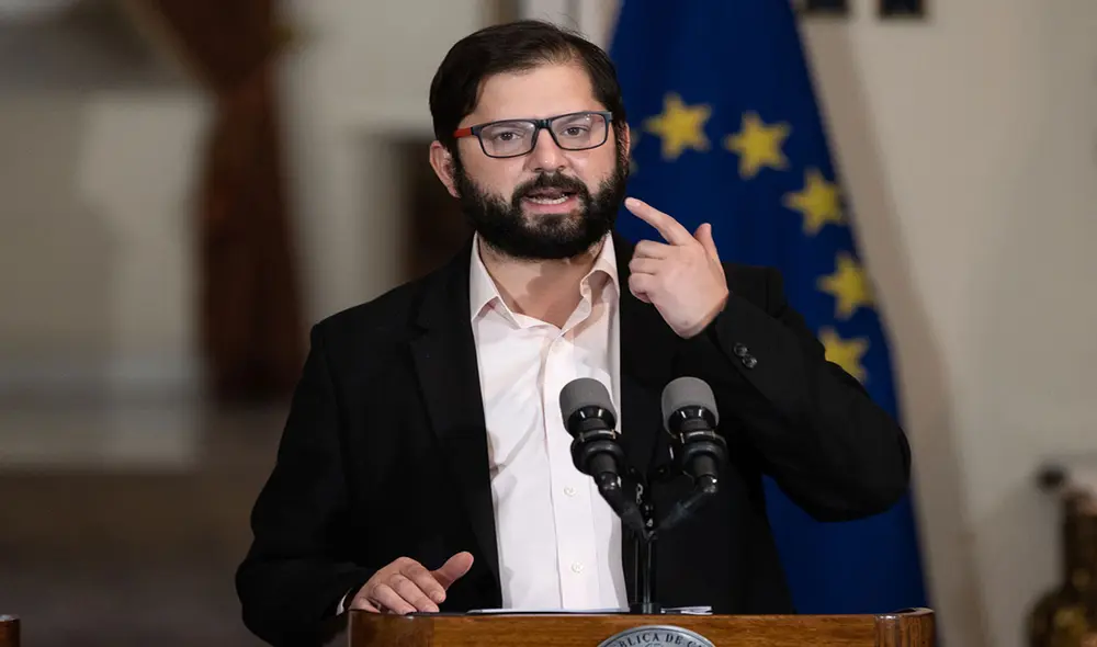 Gabriel Boric durante un encuentro con Josep Borrell. Foto: EFE