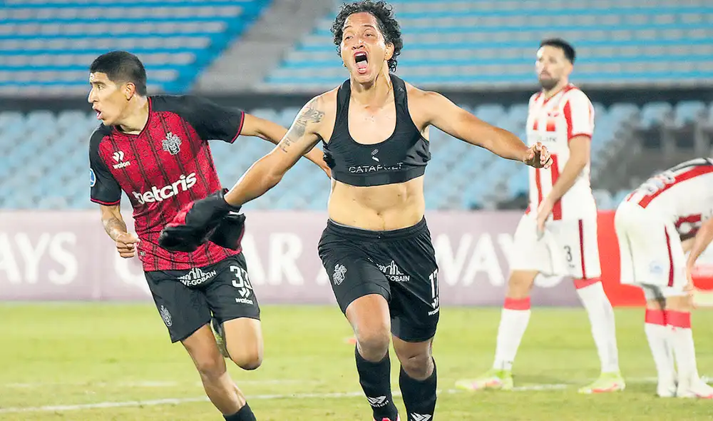 A todo pulmón. Jean Pierre Archimbaud grita la conquista con la que Melgar ganó en Uruguay. Foto: EFE