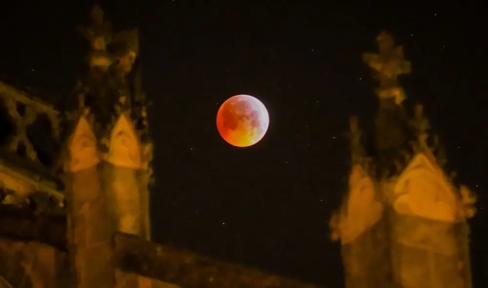 Fotografía de un eclipse lunar captado desde la catedral de Tours, en Francia. Foto: AFP
